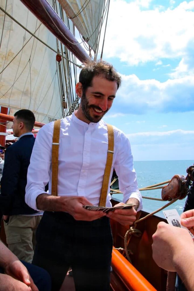 Ambiance raffinée à bord d'un voilier lors d'une animation événementielle entreprise durant la Semaine du Golfe à Vannes.
