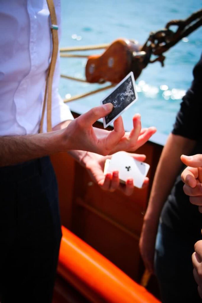 Romain Maillard, mentaliste, en pleine prestation de magie close-up sur un bateau privatisé à Vannes.